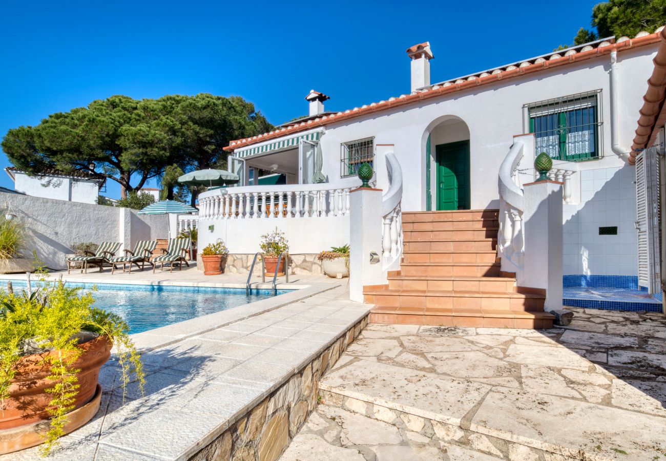 Villa in l'Escala mit Außendusche und privatem Schwimmbad