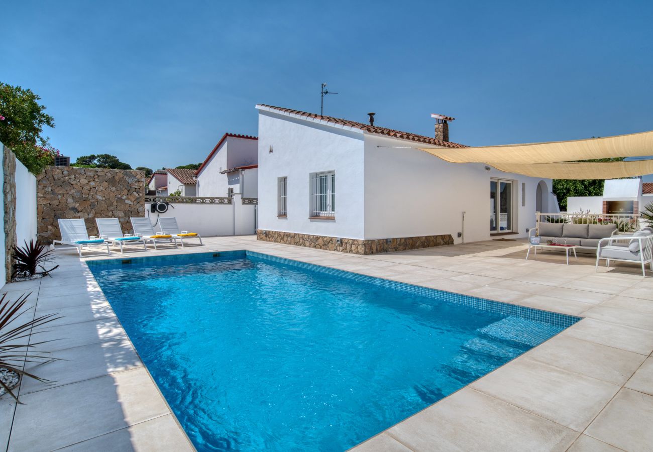 Swimming pool of the house for rent in l'Escala