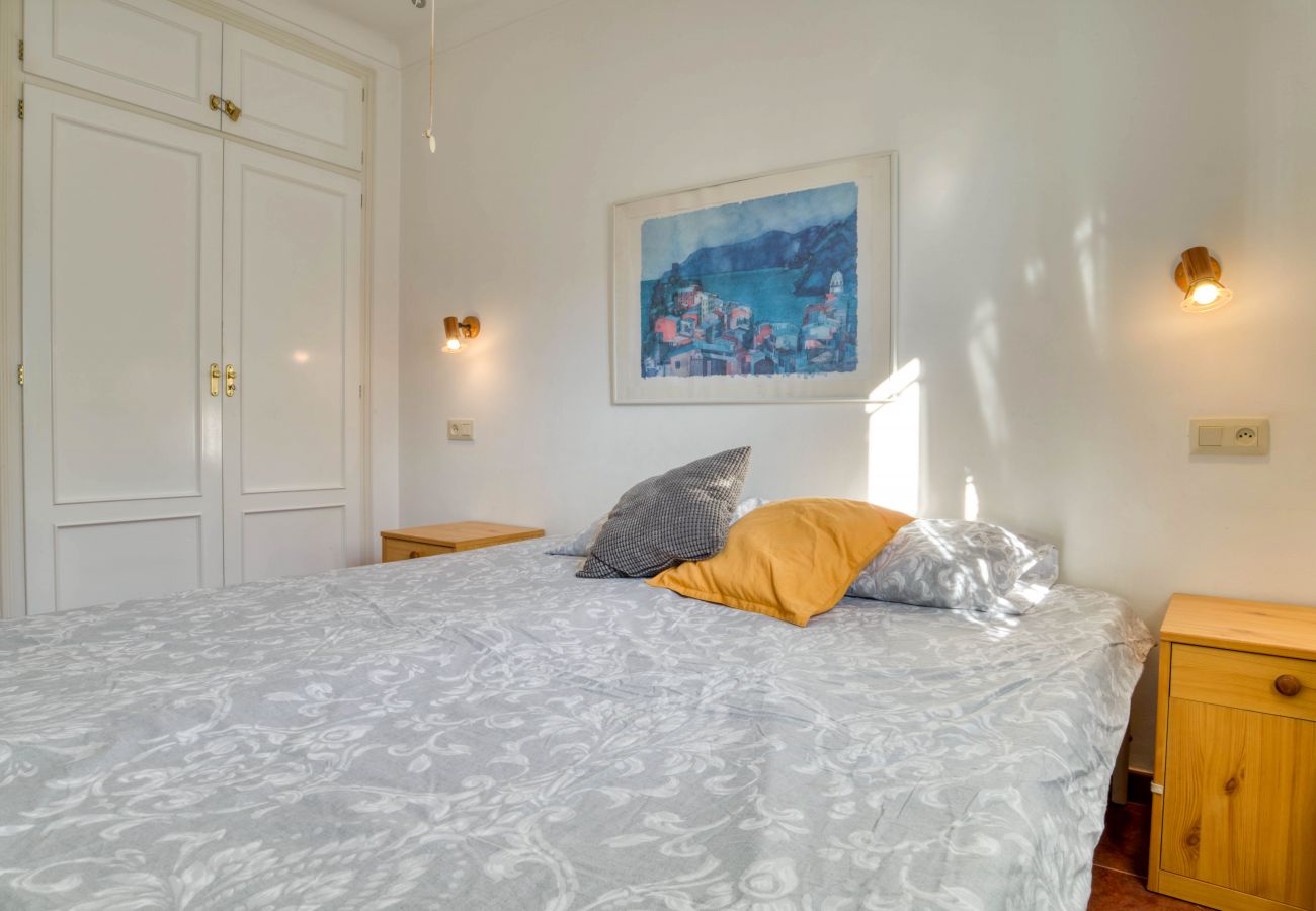 Bedroom with built-in wardrobe of a house for rent in l'Escala