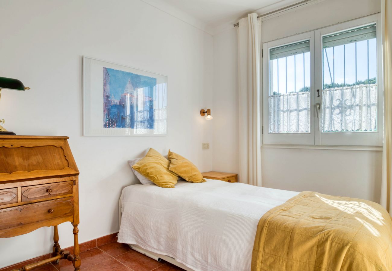 Single room in a rented house in l'Escala with trundle bed