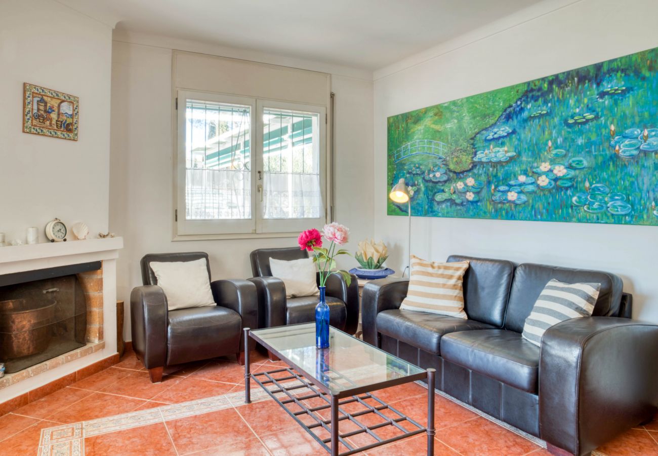 Living room with a picture of water lilies in a rental house in l'Escala