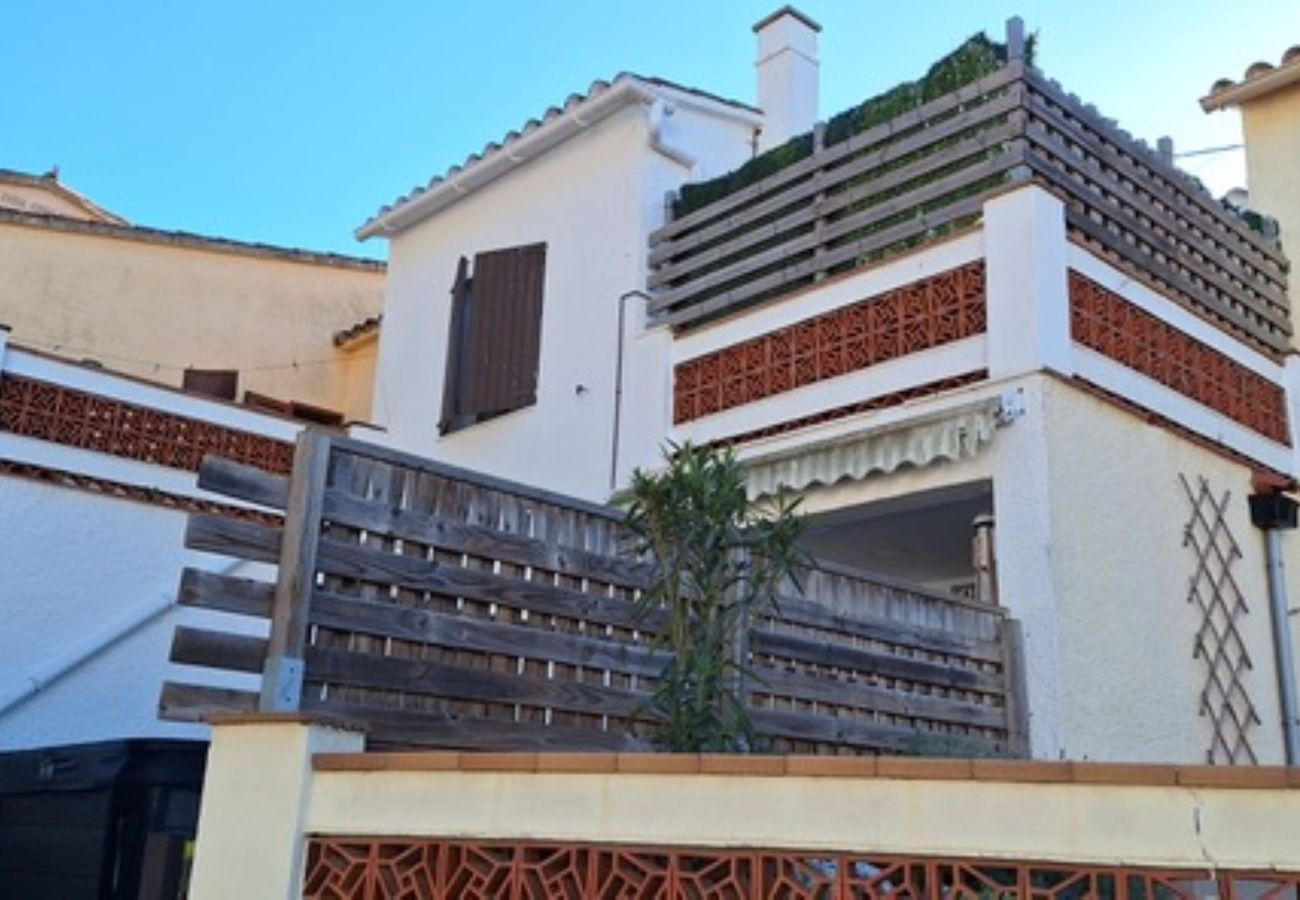 Townhouse in Escala - MONTANER